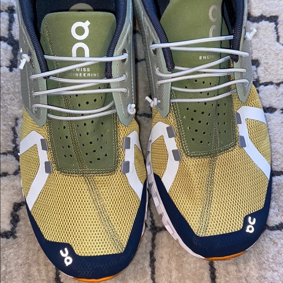 on cloud 70 30 leaf mustard